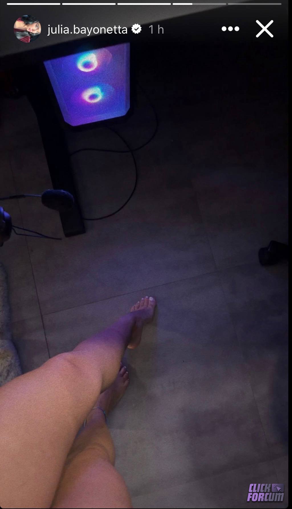 Story de Julia Bayonetta de ces magnifique pieds thumbnail