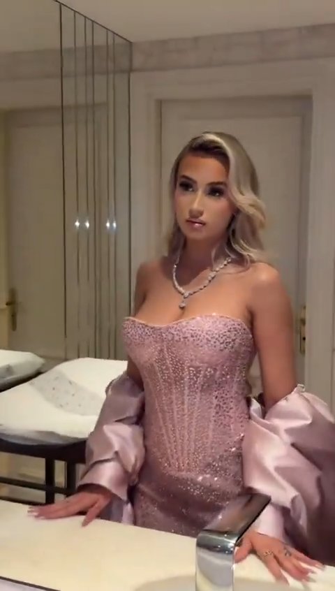 Polska en tenu de soirée rose aux gros seins