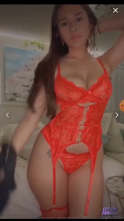 Sophie Rain - Dévoile sa Lingerie Orange Transparente