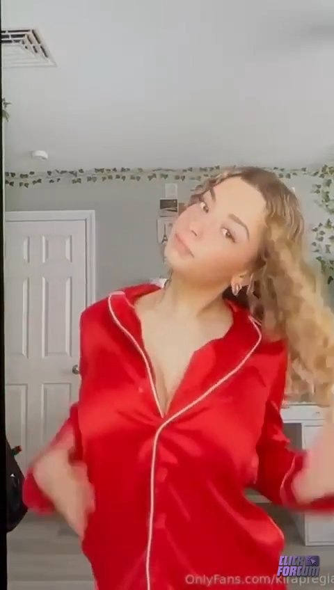 Kira Pregiato takes off her pajamas in front of us thumbnail