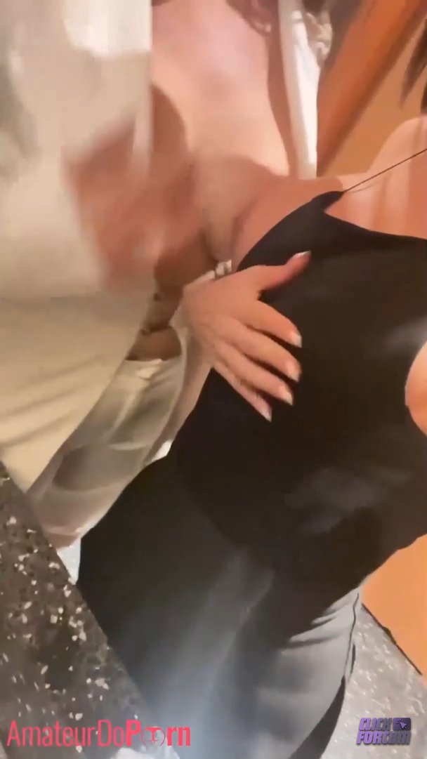 Emilie Nefnaf - Sextape Lesbien dans des toilettes public Milf Beurette Gros Seins Lesbienne String