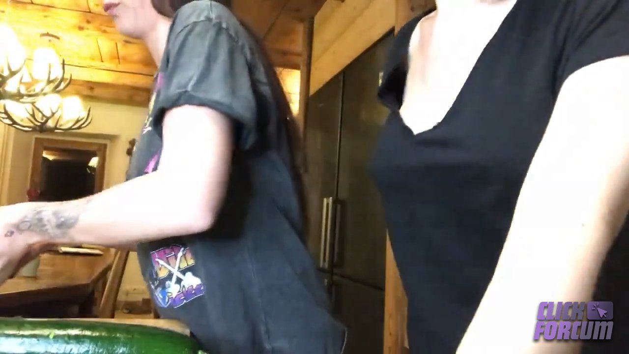 Fk2 Life avec BBMarie Nue Lesbian   Cuisine Folle des Courgettes Utilisées Comme Godes Achetées au Supermarché   Jour 6 Semaine de Ski Vidéo Porno Leaks