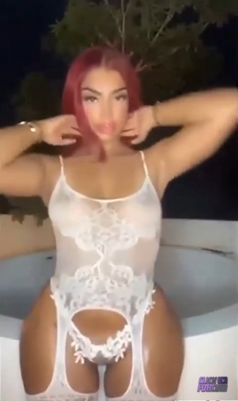 Mel Popss - Je Twerk Dehors with mes Seins Sortie - Video Leak