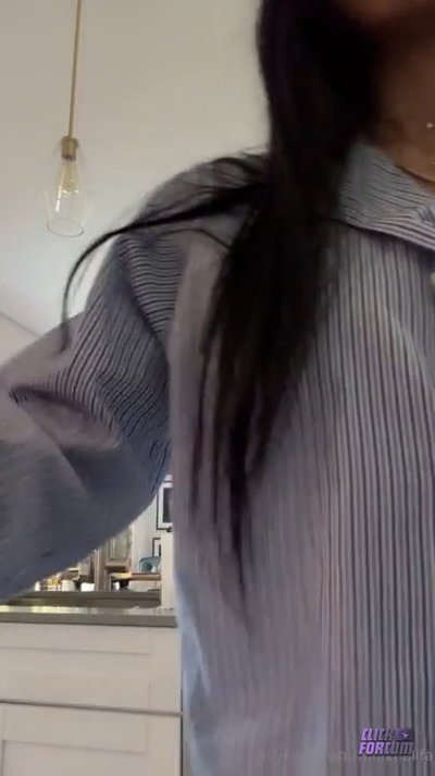 Mia Khalifa Shows Her Tits In The Morning