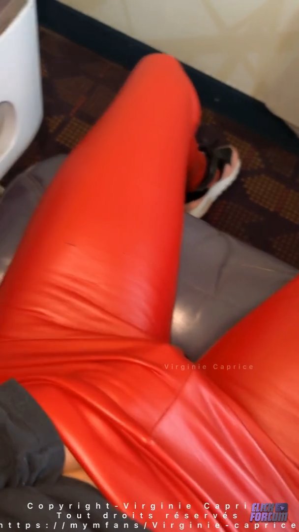 Virginie Caprice - MASTURBATION DANS UN AVION