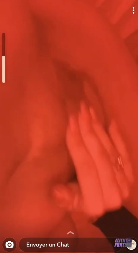 Lana se Caresse la Chatte