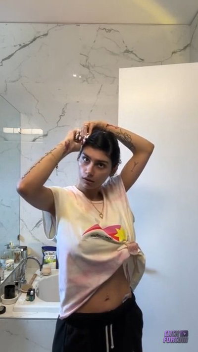 Mia Khalifa Films Herself While Taking A Bath