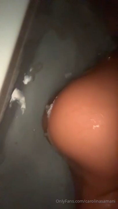 CAROLINA SAMANI - Qui fait la Chienne dans sa Baignoire Leak MyM
