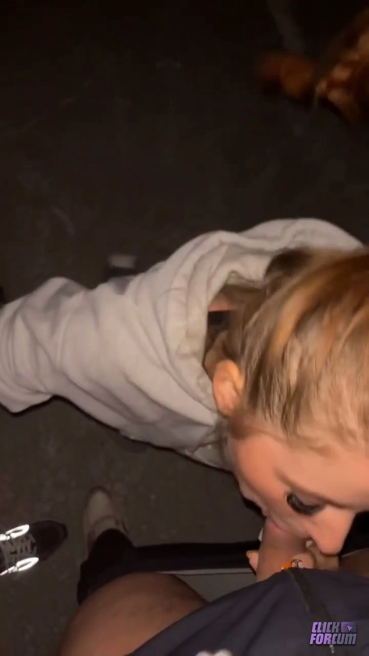 Elle suce deux mecs pour son pote dans le froid dhiver thumbnail