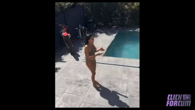 Mouna Team Nasdas - En Maillot de Bain Vert à La Piscine