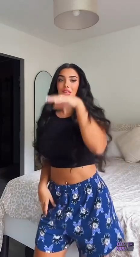 Julia Bayonetta nous offre une Petite Dance Tiktok