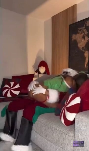 Tiffany Wallemacq   Nude Hot Fete de Noel avec le Pere Noel Vide
