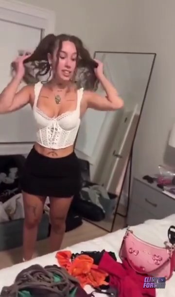 Cherry Lace   Aguiche une Partie de Jambes en l'Air a la Salle thumbnail