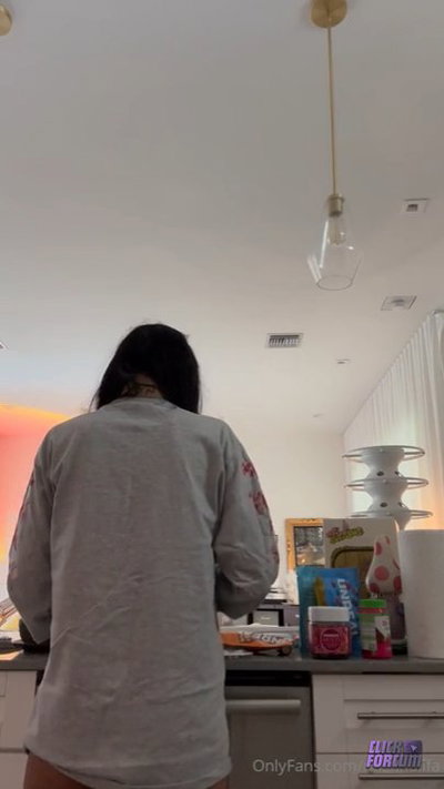 Mia Khalifa Strips As She Prepares For The Day