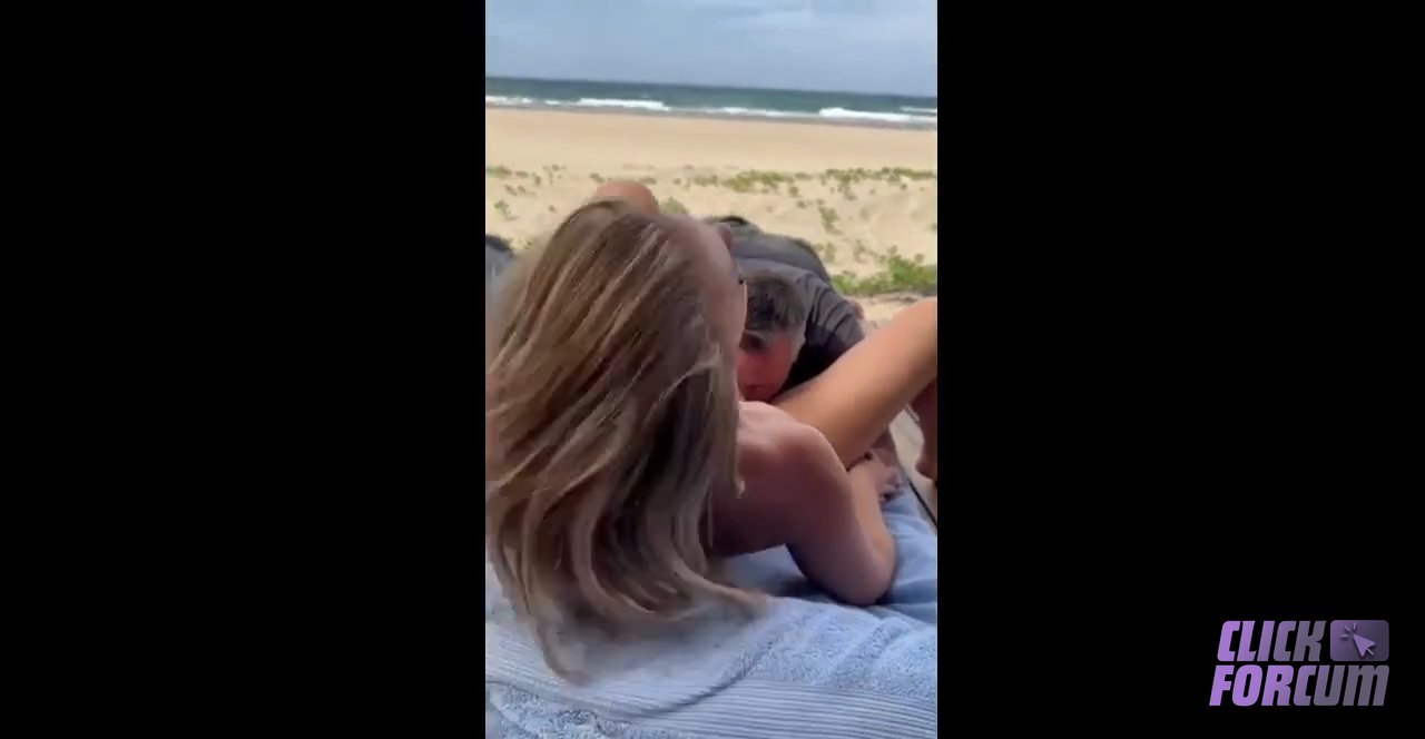 Tiffany Leiddi   Sextape Baisee dans une Maison au Bord de la Pl