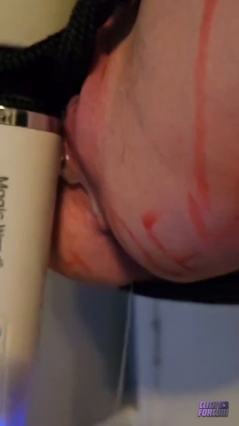 Cette Salope Attaché en l'Air Se Fait Vibrer la Chatte thumbnail