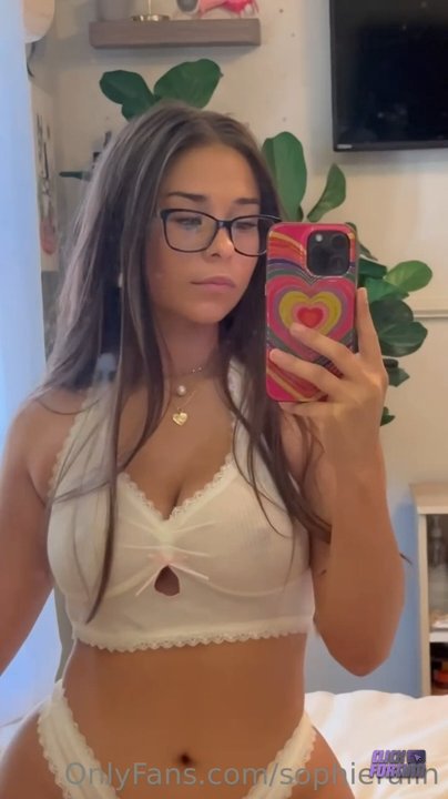 Sophie Rain - Lingerie Blanche Devant son Miroir