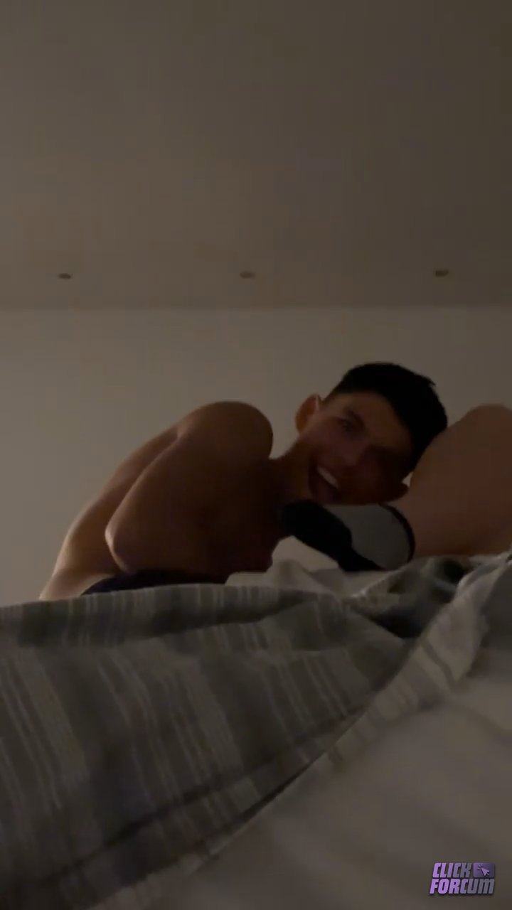 Le coquinou de Zerax qui prend plaisir à doigter sa sexfriend thumbnail