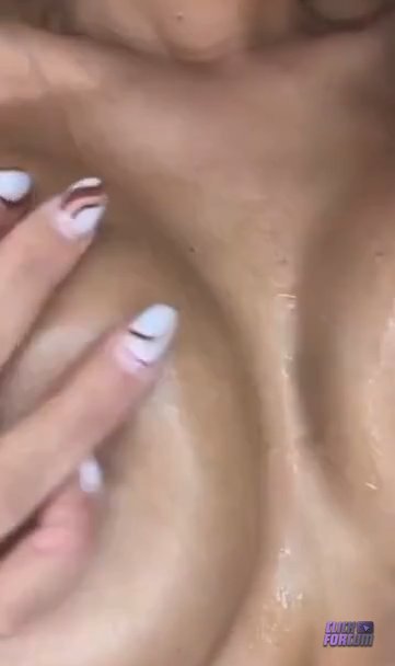 Tiffany Wallemacq   Nue Elle Teste son Cadeau de Noel Masturbation