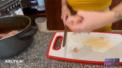 Sexe dans la cuisine devant un ami avec Rebecca Volpetti Tiffany Leiddi