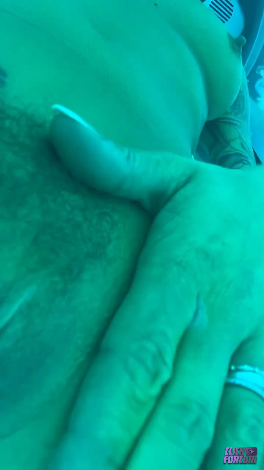 Nikita Bellucci - Je me Doigte dans une Cabine UV (partie 2)