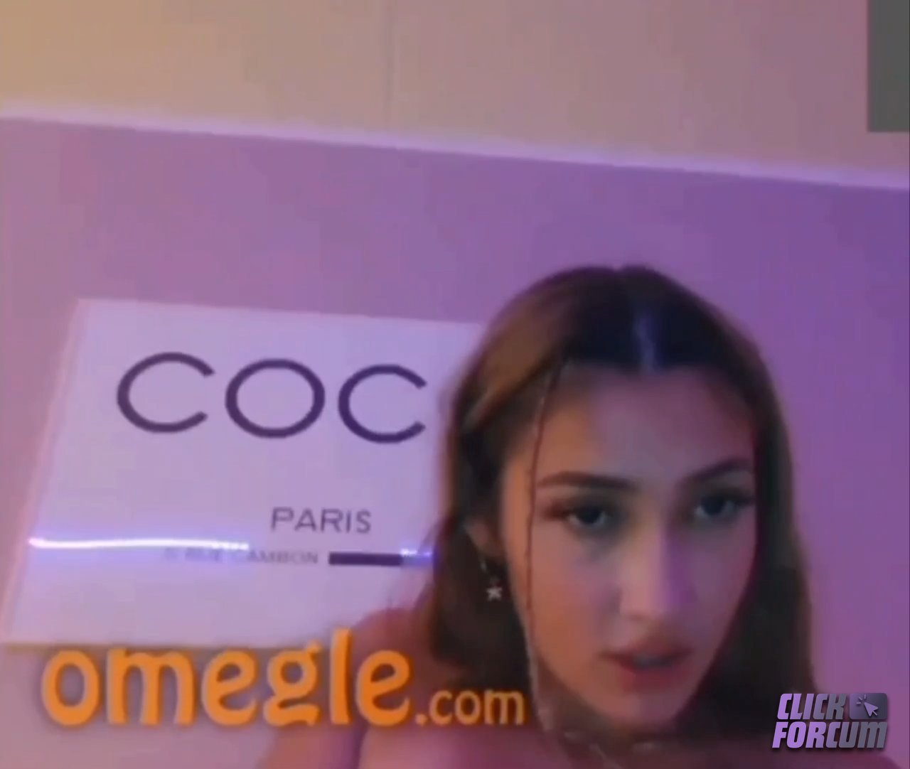 Elle se Doigte avant d'Aller Dormir