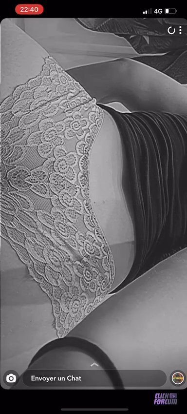 Lisa montre son Gros Cul en String Blanc en Snap Violet