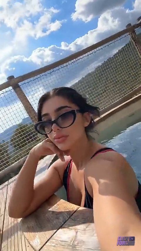 Julia Bayonetta dans son Jacuzzi