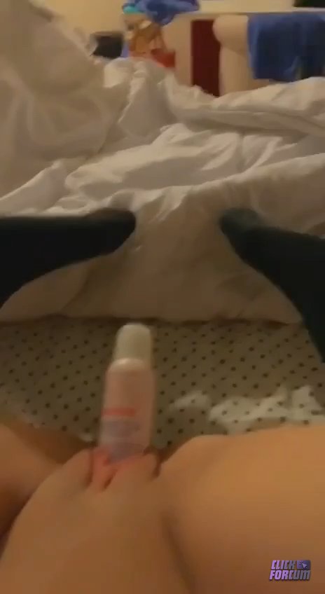 Un Déodorant bien Enfoncée dans sa Chatte