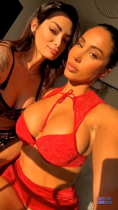 Emilie Nefnaf - Duo Lesbien dans une chambre d'hotel Milf Beurette Gros Seins Lesbienne String