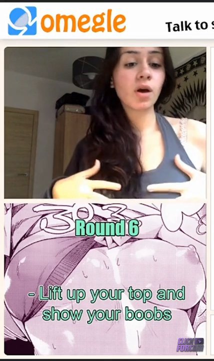 Cette Brunette Joue avec ses Gros Seins