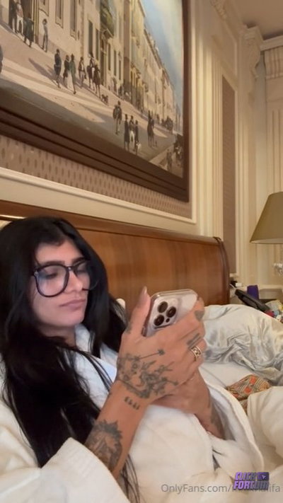 Topless Mia Khalifa Jams To The Music After Eating